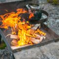 Fikka auf offenem Feuer im Archipel von Luleå