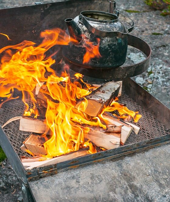 Fikka auf offenem Feuer im Archipel von Luleå