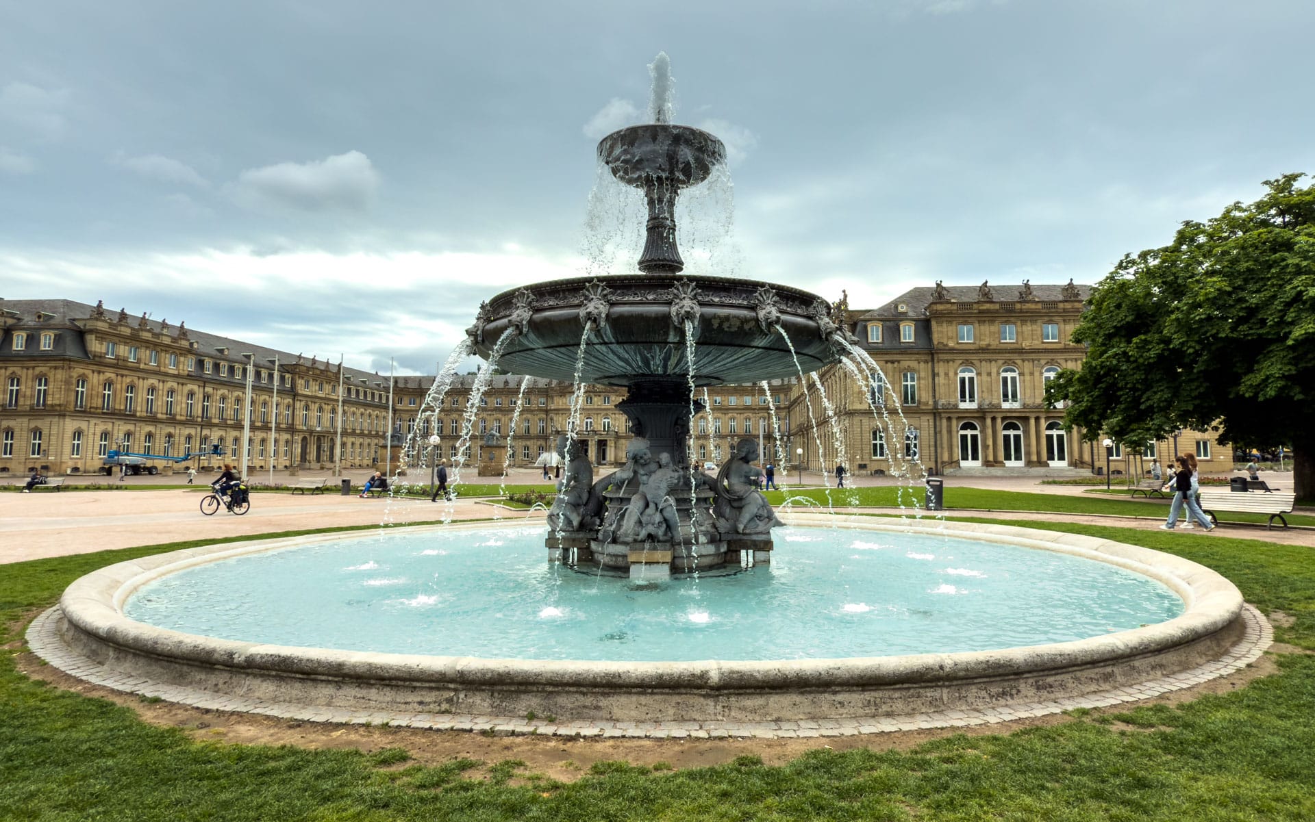 Ausflugsziele Stuttgart Sehenswürdigkeiten: Schlossplatz Brunnen