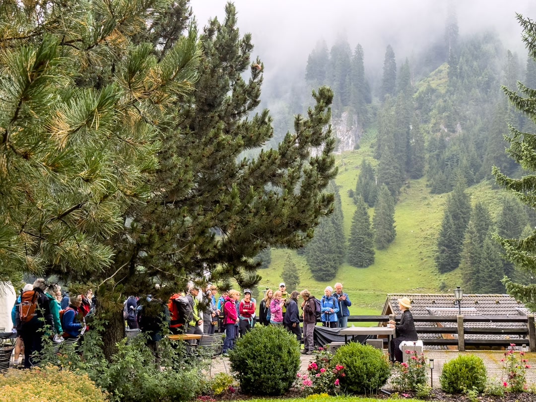 Montafoner Theaterwanderung in Gargellen, Szene im Hotel Madrisa