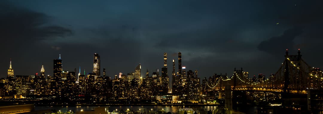 Skyline von Manhattan bei Nacht, von Brooklyn aus gesehen