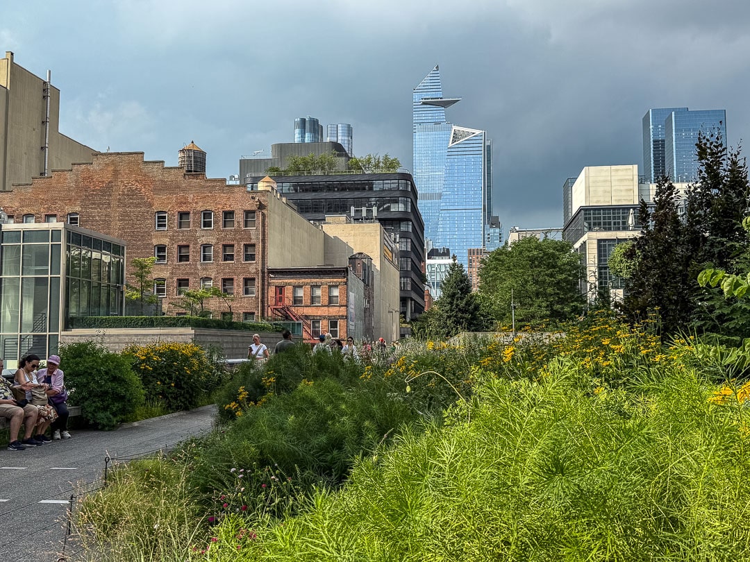Ein echtes Highlight: Spaziergang auf der High Line vom Chelsea Market zum The Edge. Auf der alten Bahntrasse grünt und blüht es und überall stehen Bänke zum Ausruhen.