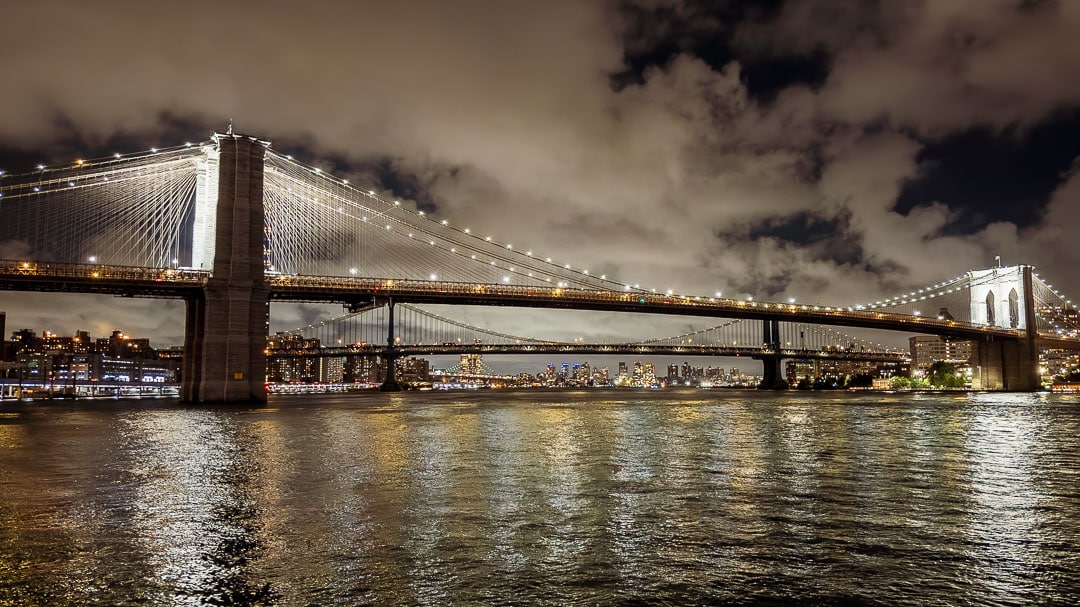 Abends am Pier 17 am East River in Manhattan