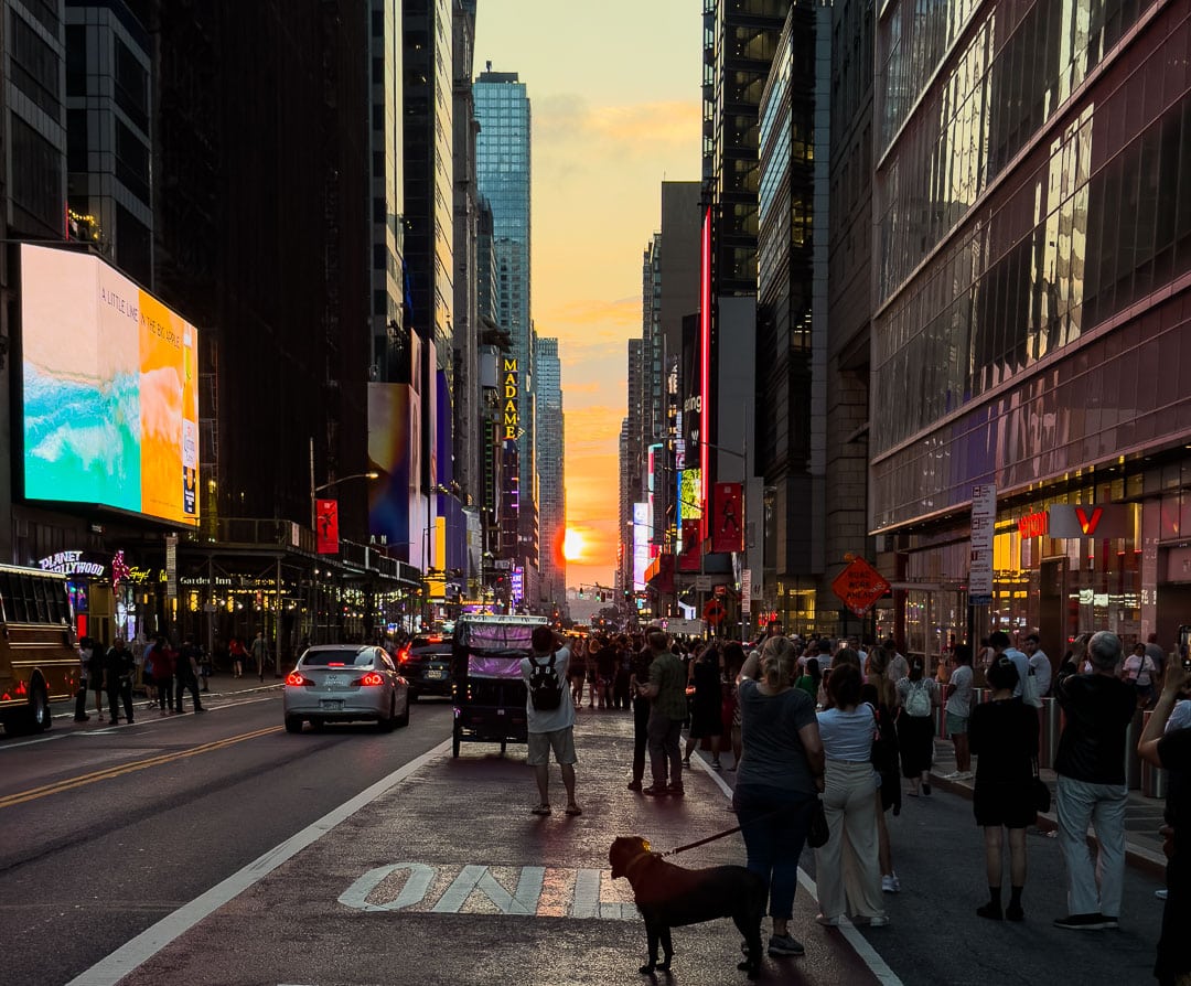 Manhattanhenge in der 42. Straße: Nur vier Mal im Jahr ist die Sonne am Abend so tief zwischen den Wolkenkratzern zu sehen
