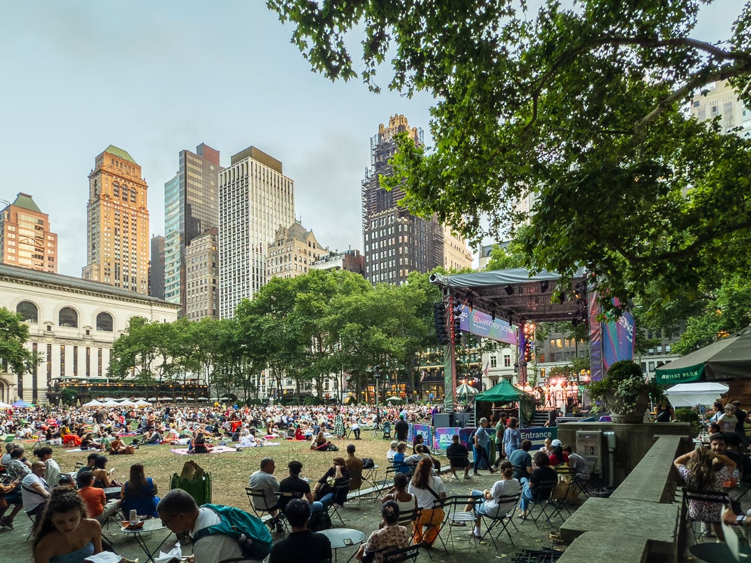 Auch in den kleineren Parks in New York wi ehier im Bryant Park gibt es gratis Konzerte, Kino-Abende und mehr