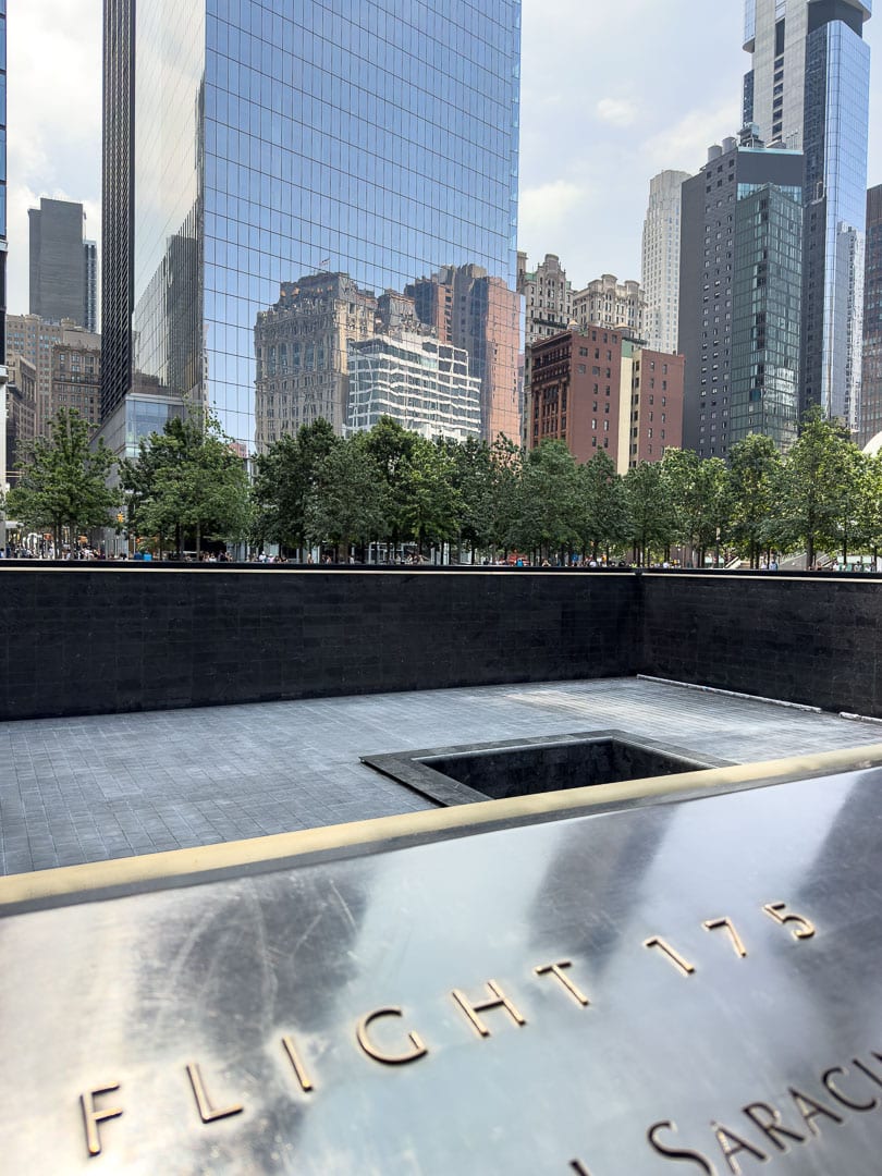 9/11 Memorial: Die Namen der Opfer sind am Beckenrand verewigt.