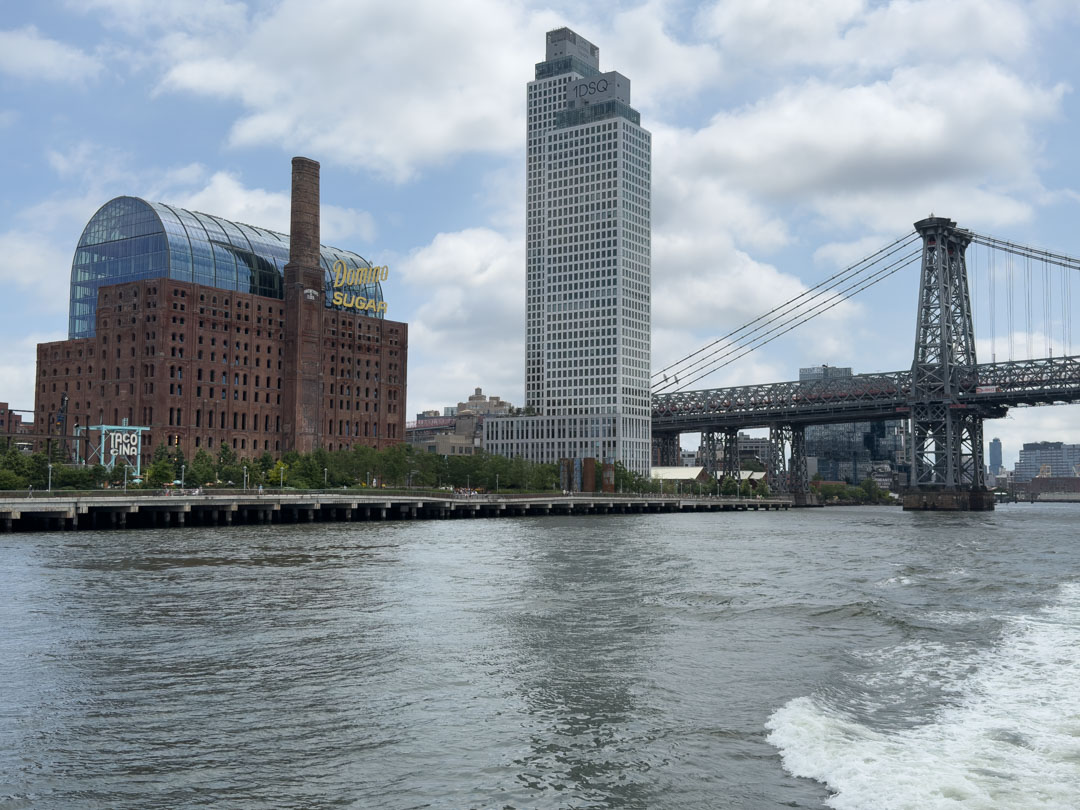 Was kostet eine Woche New York? 
Günstig bist du mit der Metro (ab der 13. Fahrt innerhalb einer Woche kostenlos) unterwegs, aber auch mit den Fähren auf dem East River oder Hudson River.