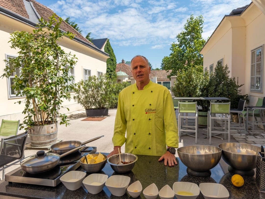 Herwig Gasser bei seiner Kaiserschmarren-Show in Baden bei Wien