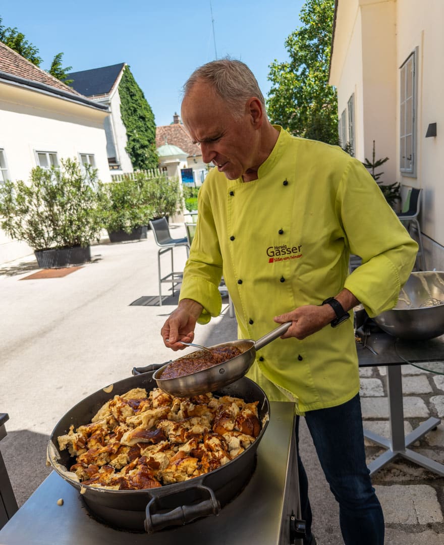 Original Kaiserschmarren Rezept: Herwig Gasser bei der Kaiserschmarren-Show