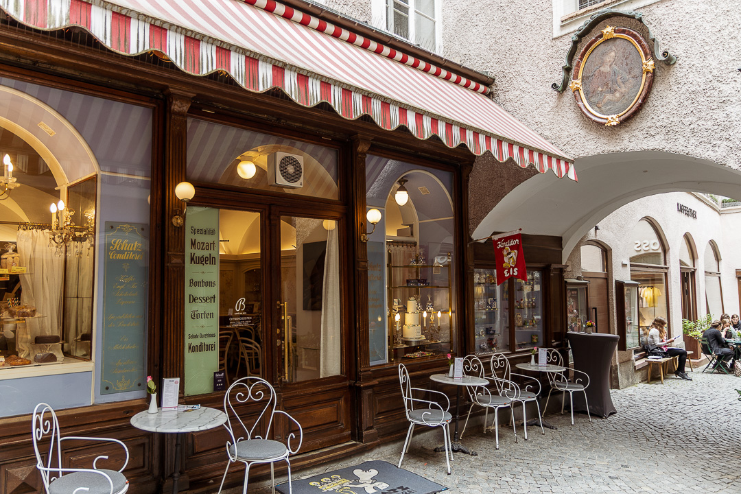 Vorn das traditionelle Café Schatz und daneben die moderne Kaffeeothek in der Schatzpassage