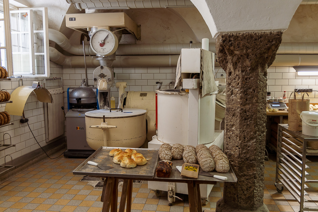 Blick in die Backstube der Stiftsbäckerei, wo das Brot noch so wie früher gebacken wird, angetrieben vom Mühlrad mit Wasser aus dem Almkanal, und direkt aus dem Ofen raus verkauft wird
