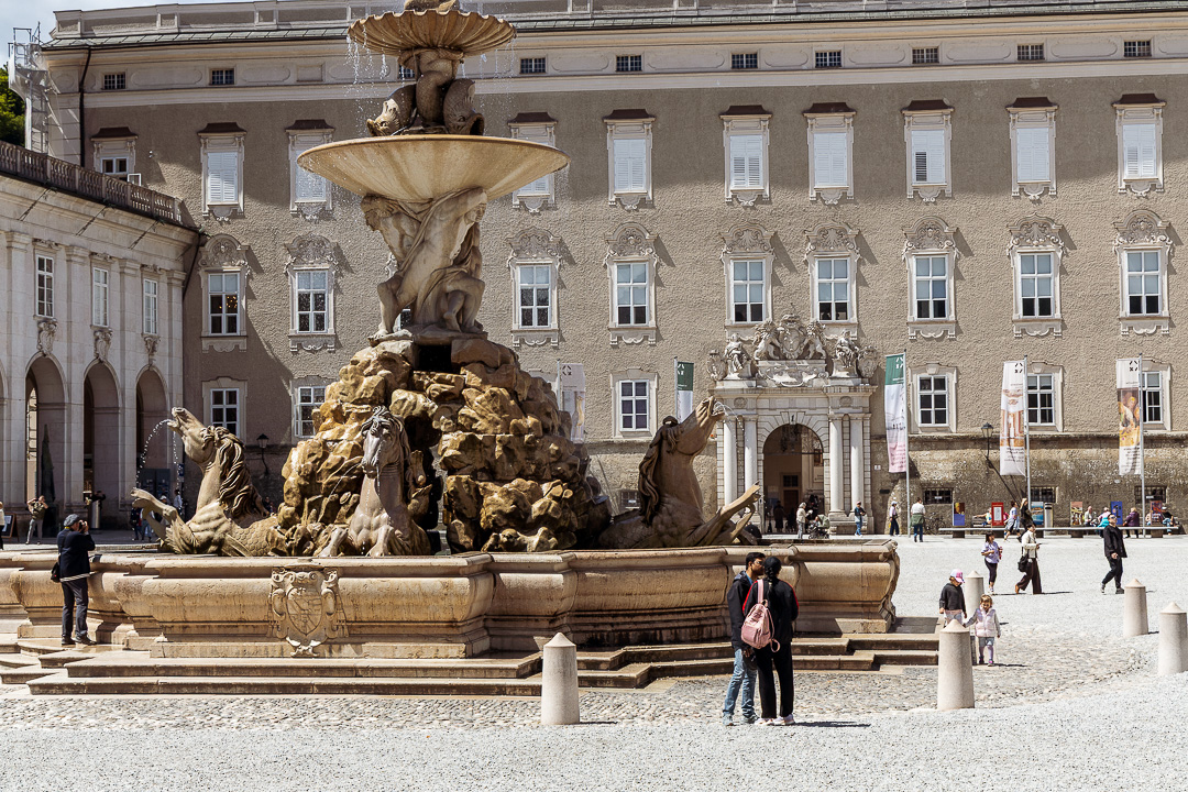 Residenzplatz mit Eingang zum Domquartier