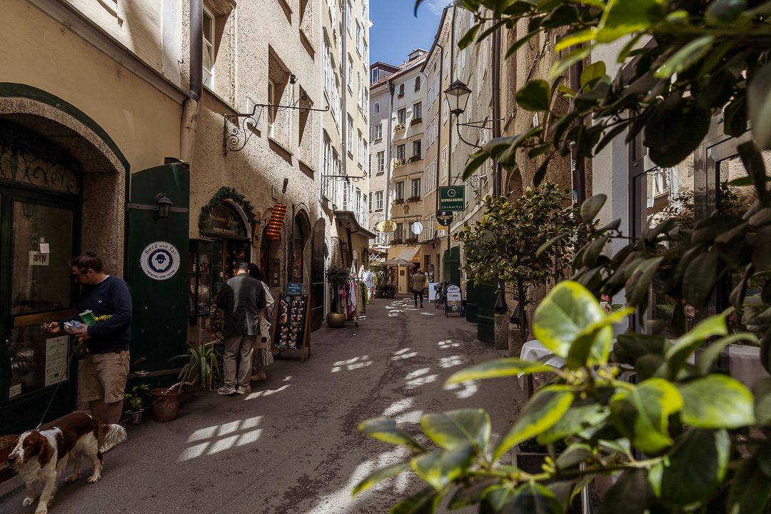 Die Goldgasse nahe dem Residenzplatz mit schönen Geschäften und Lokalen