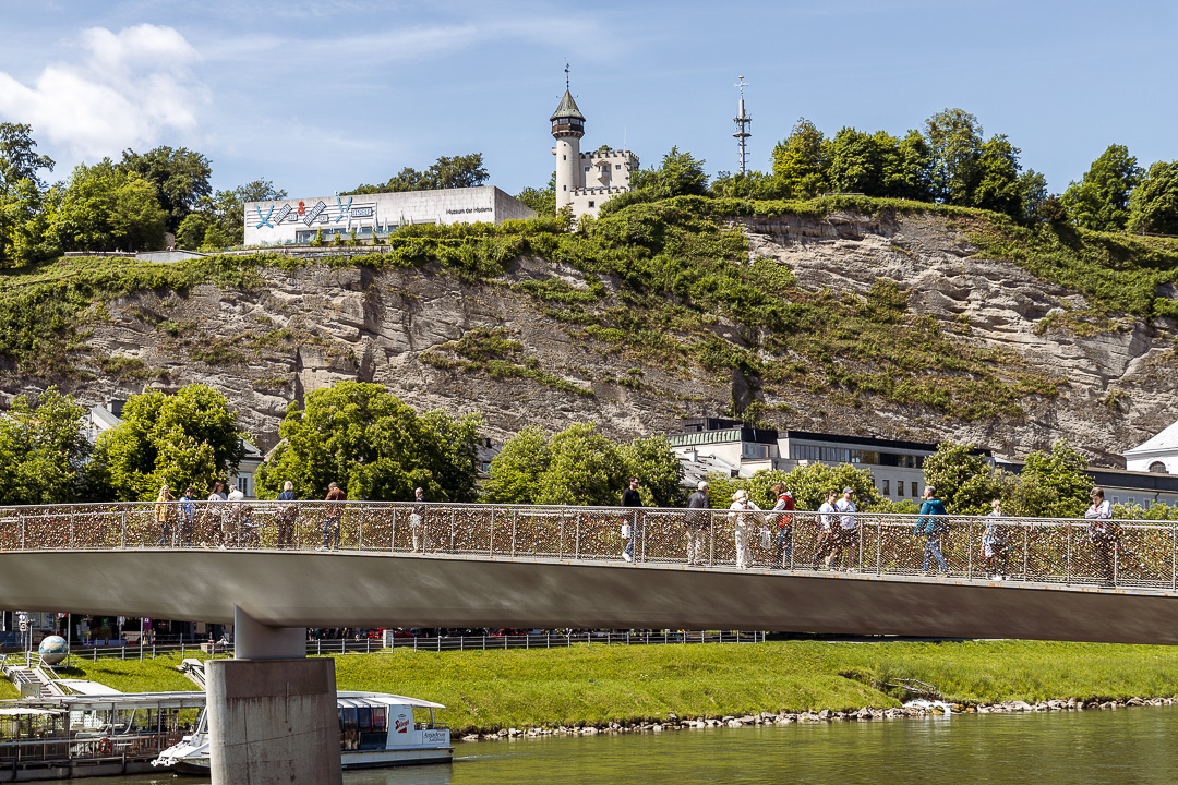 Verbindet die Salzburger Altstadt mit dem Andräviertel: Markartsteg über die Salzach; im Hintergrund das Museum der Moderne und der alte Wasserturm auf dem Mönchsberg