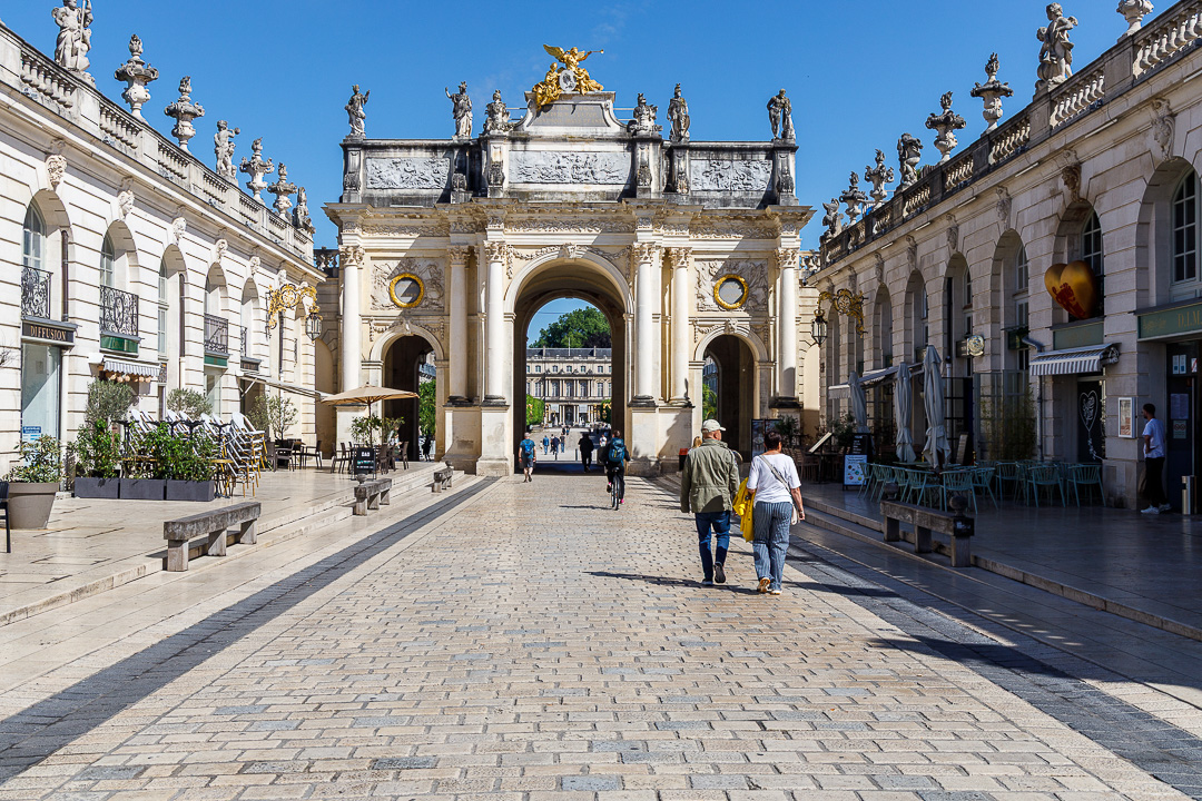 Torbogen, der zur Place de la Cavallerie führt
