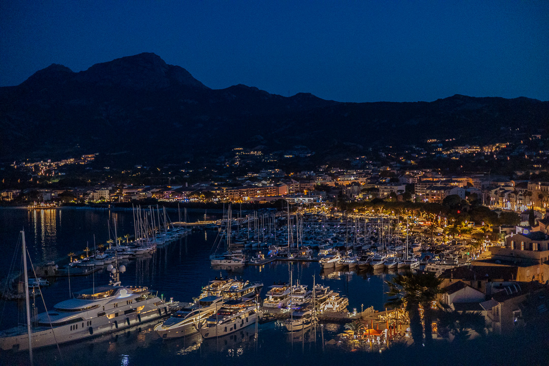 Blick von der Zitadelle auf den Hafen von Calvi